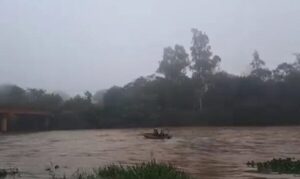 Continúan la búsqueda de una madre y sus dos hijos en el río Monday