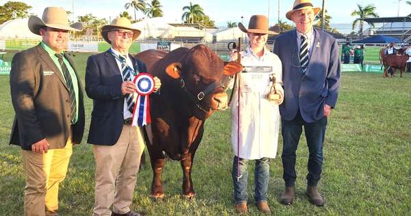 La Nación / Paraguayos fueron honrados como jurado internacional en evento ganadero de Australia
