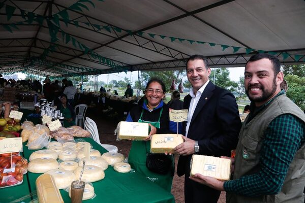 Umi feria permanente omokyre’ỹ umi ñemitĩhára kuéra omba’apo hag̃ua agricultura familiar-pe - .::Agencia IP::.