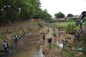 Asunción: aprovechan cese de lluvias para limpiar el arroyo Itay - Nacionales - ABC Color