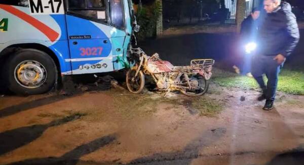 ¡Terrible! Choque entre colectivo y moto deja dos fallecidos