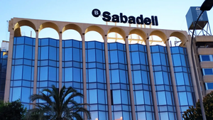 El Gobierno no puede impedir la opa del BBVA sobre el Sabadell, pero puede vetar la fusi贸n - Revista PLUS