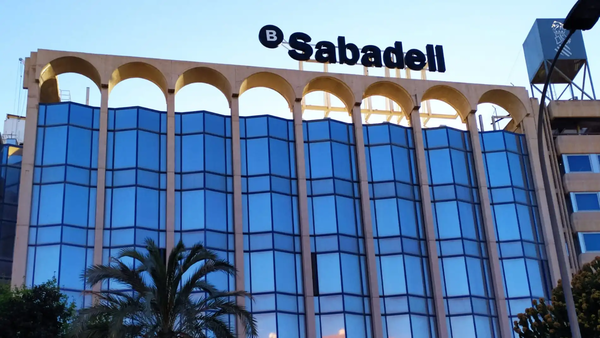 El Gobierno no puede impedir la opa del BBVA sobre el Sabadell, pero puede vetar la fusi贸n - Revista PLUS
