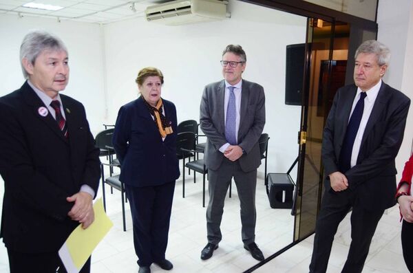 Delegación extranjera se interioriza sobre el archivo del terror