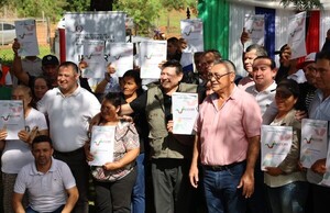 Luego de 40 años de espera pobladores de Guairá recibieron sus títulos de propiedad - .::Agencia IP::.