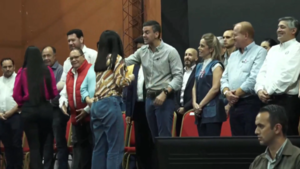 Gobierno entregó becas universitarias y recursos para educación en Itapúa