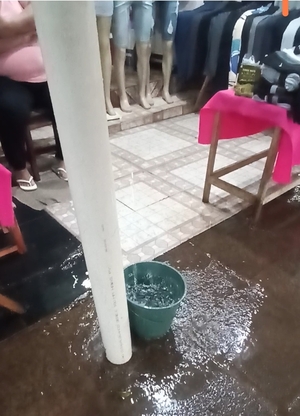 Trabajadores de vía pública juntan agua de lluvia ante falta de abastecimiento - La Clave