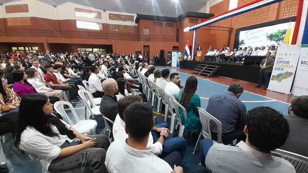 "No van a faltar recursos para la educación en el Paraguay", aseguró Peña durante entrega de becas en Itapúa - .::Agencia IP::.