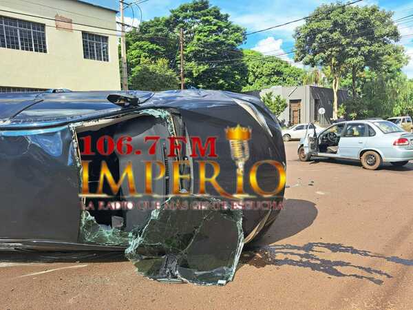Conductores salen ilesos tras aparatoso choque de automóviles en el barrio Mariscal Estigarribia - Radio Imperio 106.7 FM