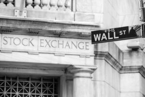 Desaceleración económica e inflación debilitan repunte en Wall Street - MarketData