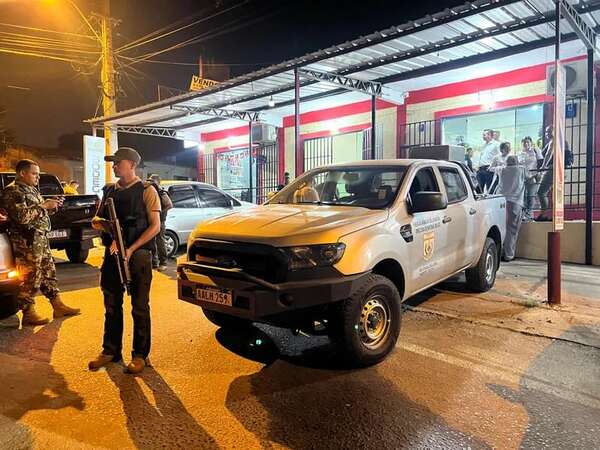 Zeballos Cué: allanamiento a local comercial por presunta venta ilegal de armas - Policiales - ABC Color