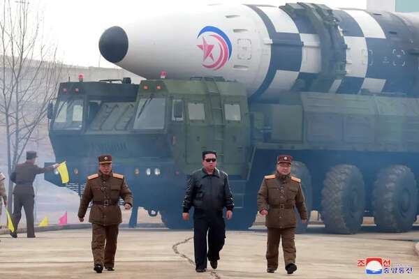 Corea del Norte dice que desplegará un nuevo lanzacohetes múltiple este año - Mundo - ABC Color