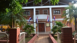 Instituciones públicas, casas comerciales y viviendas particulares se embanderan con los colores patrios - Noticiero Paraguay