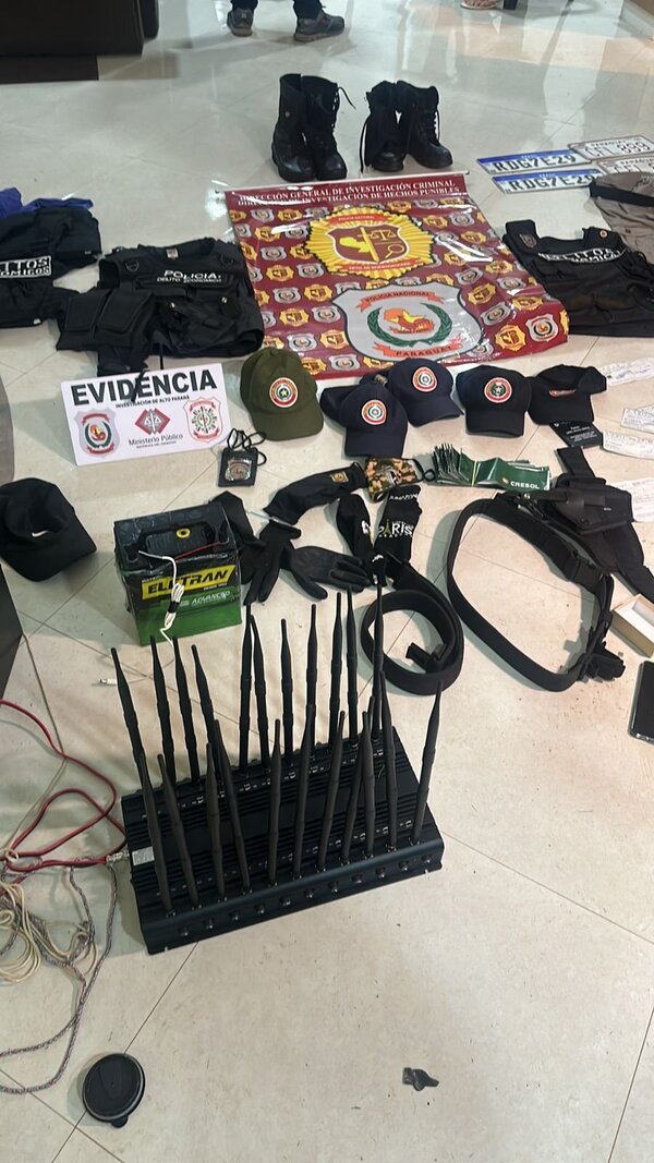 Allanan casa y encuentran inhibidores, chalecos policiales, chapas y otros elementos - Megacadena - Diario Digital