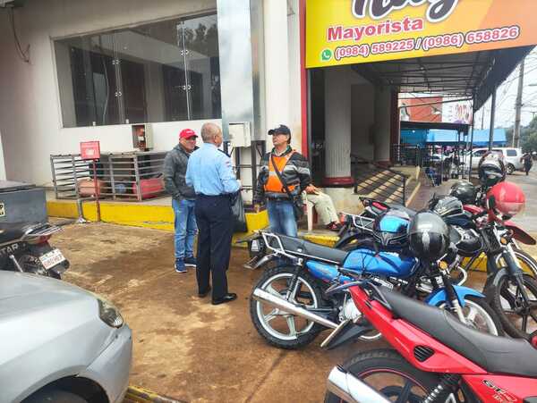 Itapúa Seguro : Director de Policía realiza patrulla a pie por la ciudad de Encarnación