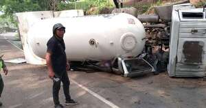 La Nación / Venezuela: ocho muertos dejó vuelco de camión cisterna de gas