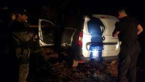 Asaltantes con chalecos tácticos de la policía roban y abandonan vehículo de comerciantes encarnacenos - Policiales - ABC Color