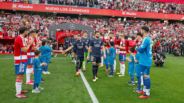Versus / Un Real Madrid plagado de suplentes aplasta al descendido Granada
