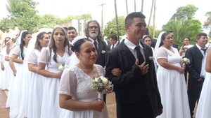 Luego de medio siglo de convivencia, dieron el sí en una boda comunitaria