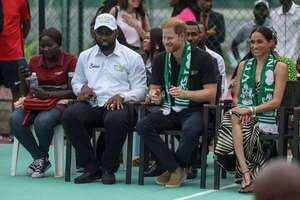 El príncipe Enrique y Meghan juegan al voleibol con veteranos de guerra en Nigeria - Mundo - ABC Color