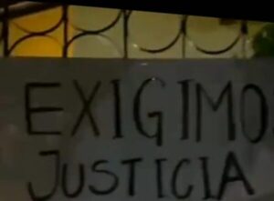 (VIDEO)Realizan manifestación frente a la vivienda de la exsuegra de Carmen