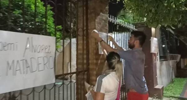 [VIDEO] Escrachan a exsuegra de escribana fallecida, tiran huevo a su casa