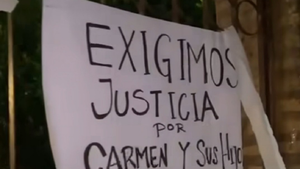 Familiares y amigos hacen vigilia frente a casa de Carmen Ruiz Díaz en Presidente Franco