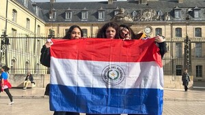 Paraguaya de intercambio en Francia representa al país con banda musical
