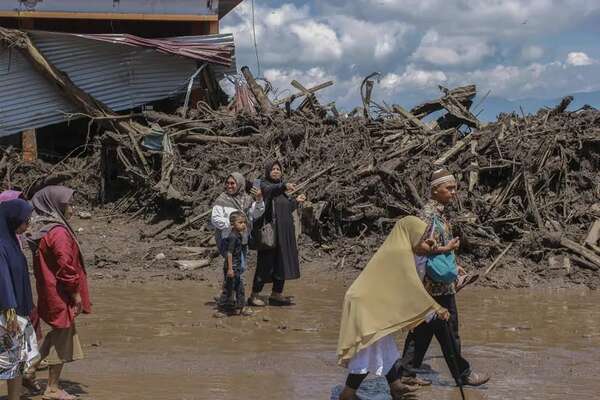 Al menos 28 muertos debido a las inundaciones en el oeste de Indonesia - Mundo - ABC Color