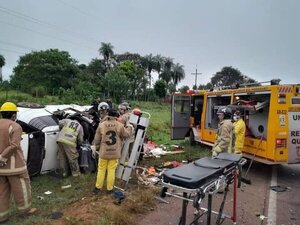 Cuatro personas fallecidas tras choque frontal entre vehículos en Carapeguá