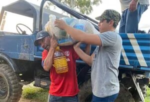 Damnificados por lluvias en Ayolas reciben asistencia y víveres