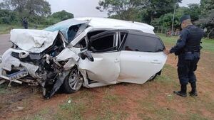 Cuatro personas fallecidas tras choque frontal entre vehículos en Carapeguá