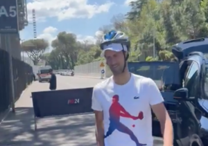 Djokovic, recuperado de su "botellazo", vuelve a entrenarse en Roma