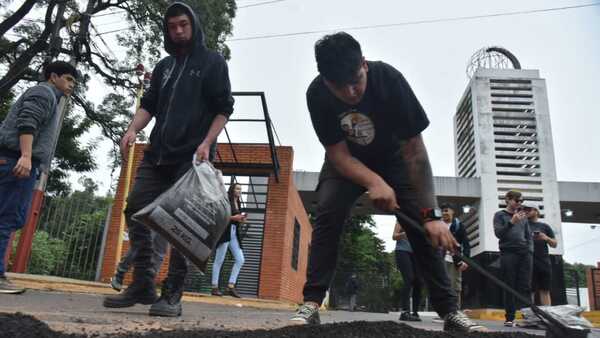 Jóvenes prosiguen con bacheo sobre Mariscal López ante inacción de autoridades