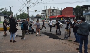 Jóvenes intervienen baches en avenida Mariscal López
