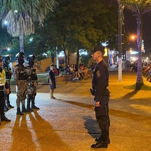 Niño roba corazones durante formación policial en evento de seguridad en Concepción