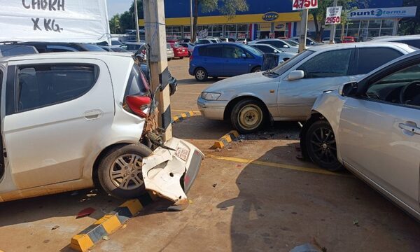 Menor al volante ocasiona accidente