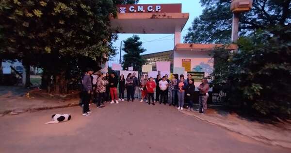La Nación / Continúa la toma del colegio Carmen de Peña de Capiatá, piden destitución de la directora