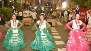 Colorida presentación de botelleras en Feria Palmear 2024