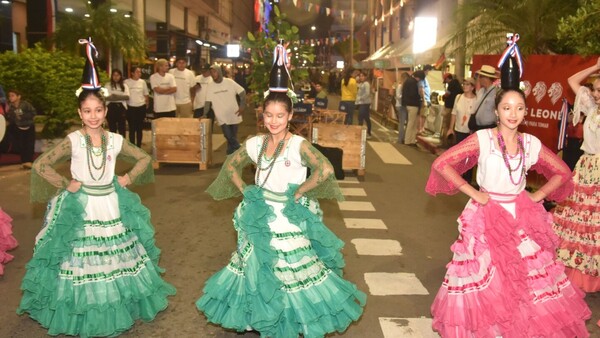 Colorida presentación de botelleras en Feria Palmear 2024