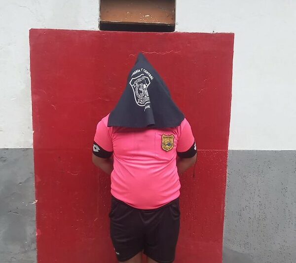 En pleno partido de fútbol detienen a árbitro por no “pasar para la leche”
