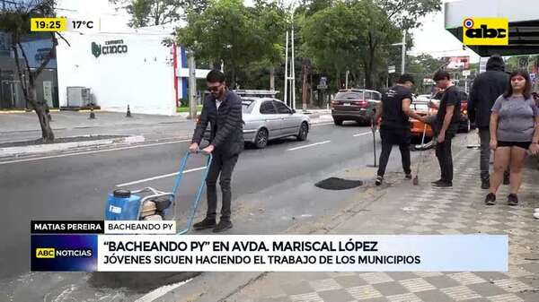 “Bacheando PY” en Avda. Mariscal López: jóvenes siguen haciendo el trabajo de los municipios - ABC Noticias - ABC Color