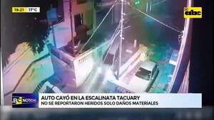 Video: auto cayó en la escalinata Tacuary - ABC Noticias - ABC Color