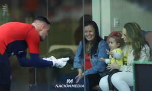 Ambeña! Alice se derrite al ver acercarse a su padre Jean Fernandes durante el Superclásico