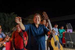 Cruzando ciudades el Gobernador llevó su guitarreada a Puentesiño