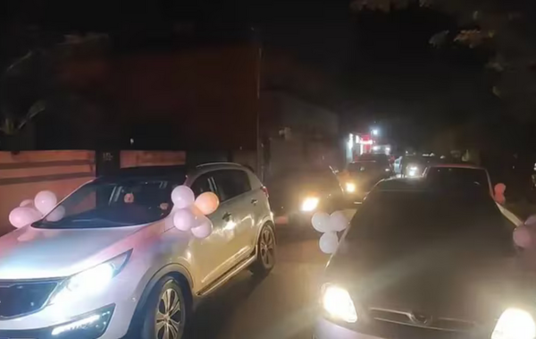 Esteños autoconvocados participan de una caravana pidiendo justicia en nombre de la escribana y sus hijos
