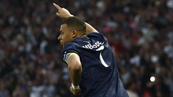 París da una triste despedida a Mbappé