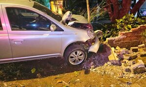 Borracho choca contra vehículo estacionado y derriba muralla