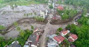 La Nación / Las inundaciones dejan más de 40 muertos en Indonesia