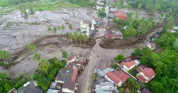 La Nación / Las inundaciones dejan más de 40 muertos en Indonesia